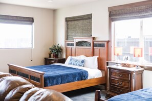 Desk, WiFi, bed sheets - Silver Spur & Western Star | Dual Retreat (Bozeman)