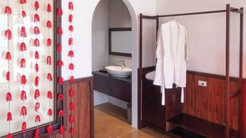 Chambre supérieure double, balcon, vue sur la montagne | Salle de bain