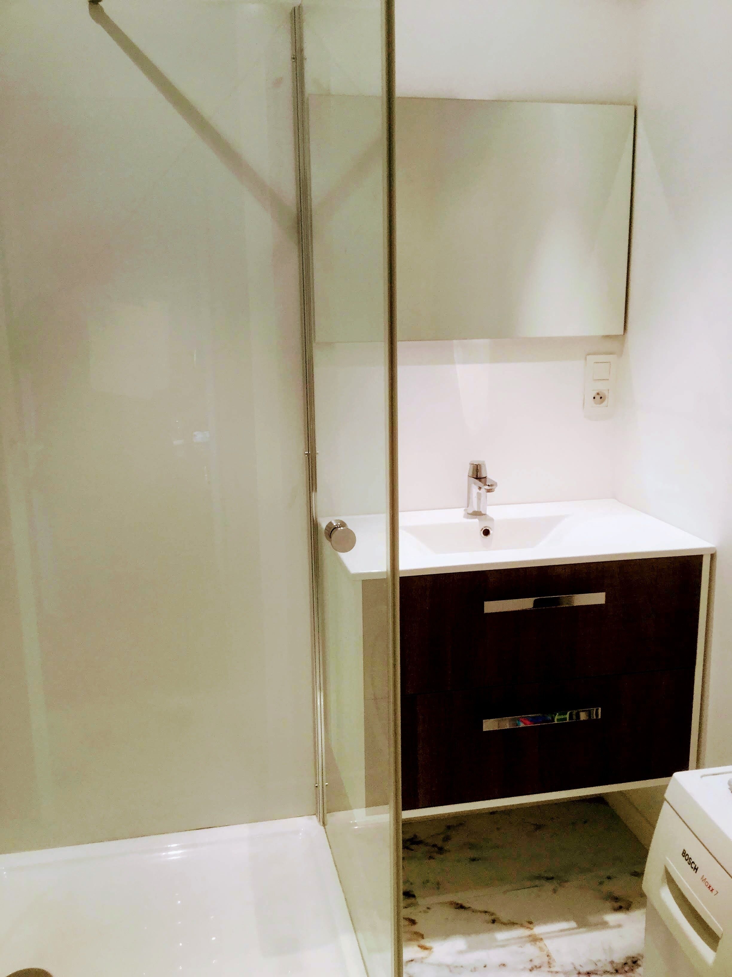Douche, sèche-cheveux, savon, papier toilette