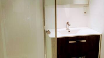 Douche, sĂšche-cheveux, savon, papier toilette