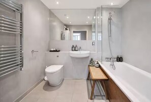Bathroom - Shoreditch Living – Sleek 2 Bedroom Flat (London)