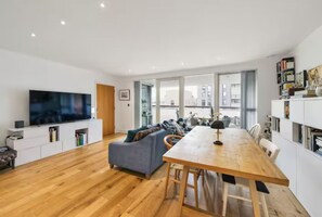 Interior - Shoreditch Living – Sleek 2 Bedroom Flat (London)