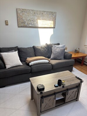 Living area - Comfortable Condo in Hoboken - 20 Minutes to MetLife Stadium for World Cup (Hoboken)