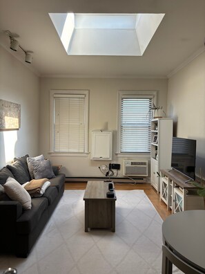 Living area - Comfortable Condo in Hoboken - 20 Minutes to MetLife Stadium for World Cup (Hoboken)