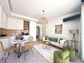 Un espacio habitable moderno con cocina, comedor y zona de estar.