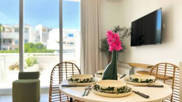 Apartamento, 2 quartos, terraço | Sala de jantar