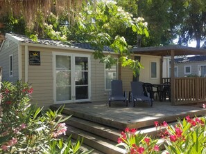 Outdoor dining - ZEcamping 4* espace aquatique 3km plage club enfant mobil-home TV clim (Saint-Cyprien)