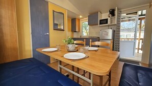Eine kleine Küche mit Mikrowelle, Herd und Kühlschrank.