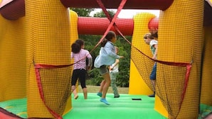 A play area with netted structures and green flooring. - ZEcamping 3* familial pataugeoire dog friendly locatif LV BBQ 40m2 (La Souterraine)