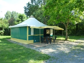 Outdoor dining - ZEcamping 3* locatif BBQ 25m2 2 pers (Savigny-en-Véron)