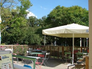 Outdoor dining - ZEcamping 3* locatif BBQ 25m2 2 pers (Savigny-en-Véron)
