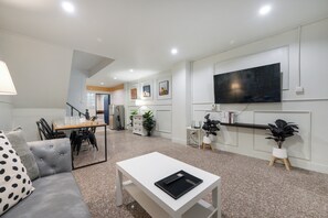 Family Room | Living area - Arun Sa Wad House Sukhumvit 4 Guests (Bang Chak, Phra Khanong District)