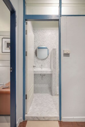 Family Room | Bathroom - Arun Sa Wad House Sukhumvit 4 Guests (Bang Chak, Phra Khanong District)