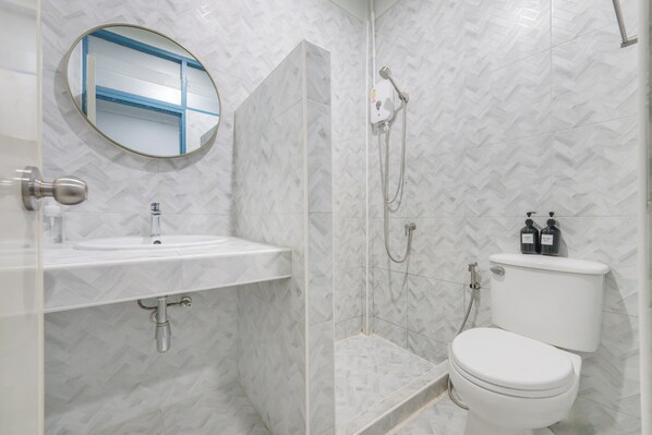 Family Room | Bathroom - Arun Sa Wad House Sukhumvit 4 Guests (Bangkok)