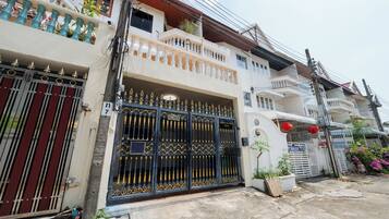 Family Room | Exterior detail