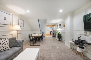 Family Room | Interior - Arun Sa Wad House Sukhumvit 4 Guests (Bangkok)