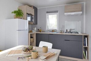 Fridge, microwave, stovetop - Camping 3 étoiles - Piscine  - ccbfebh (Penvénan)