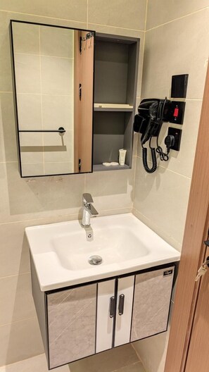 Luxury Single Room | Bathroom | Separate tub and shower, rainfall showerhead, designer toiletries - Hotel LOVER (Riyadh)