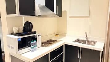 雪櫃、微波爐、電飯煲、廚房用具/餐具/器皿
