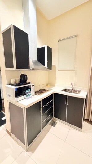 Kühlschrank, Mikrowelle, Reiskocher, Kochgeschirr/Geschirr/Besteck