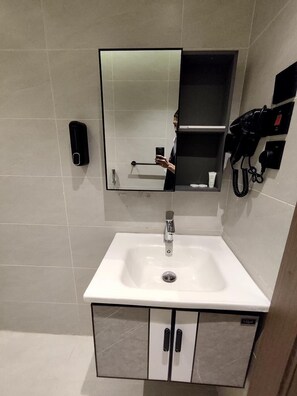 Luxury Studio | Bathroom | Separate tub and shower, rainfall showerhead, designer toiletries - Hotel LOVER (Riyadh)