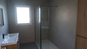 Douche, savon, papier toilette
