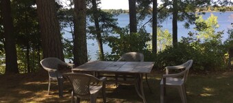 Rainbow's End Resort - Pink Cottage - Newly Remodeled with Private Beach