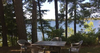 Rainbow's End Resort - Pink Cottage - Newly Remodeled with Private Beach