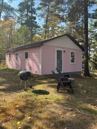 Rainbow's End Resort - Pink Cottage - Newly Remodeled with Private Beach