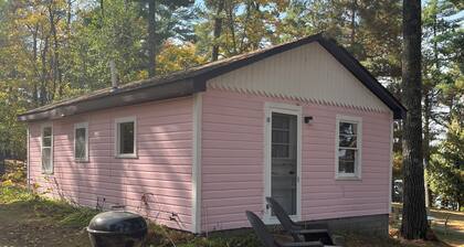 Rainbow's End Resort - Pink Cottage - Newly Remodeled with Private Beach