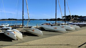 A marina with multiple sailboats docked, calm water, and a clear sky. - Camping 3 étoiles - Piscine  - ccbfecg (Penvénan)