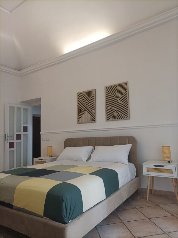 Room - VAN Come to Naples. Entire apartment. Port'alba, Bellini Square. (Napoli)