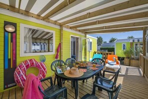 Outdoor dining - ZEcamping 5* locatif TV BBQ clim 32m2 (Brem-sur-Mer)
