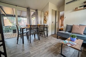 Dining - ZEcamping 5* familial 1km plage parc aquatique locatif TV LV BBQ 36m2 (Brem-sur-Mer)
