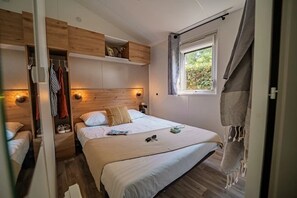 4 bedrooms, WiFi - ZEcamping 5* familial 1km plage parc aquatique locatif TV LV BBQ 36m2 (Brem-sur-Mer)