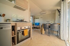 Fridge, microwave, stovetop - ZEcamping 5* animé 1km plage espace aquatique locatif TV BBQ 27m2 (Brem-sur-Mer)