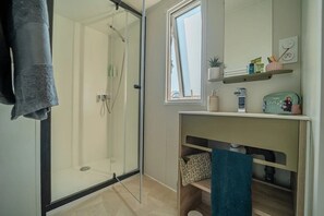 Bathroom - ZEcamping 5* animé 1km plage espace aquatique locatif TV BBQ 27m2 (Brem-sur-Mer)