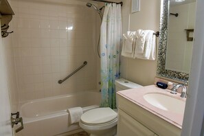 Bathroom - HBR 219 beach front building with pool, hot tub, and nearby spalsh park. (Daytona Beach)