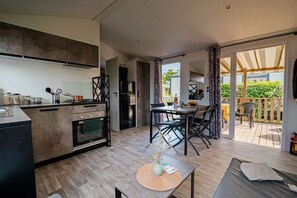 Interior - ZEcamping 5 étoiles locatif TV LV BBQ 32m2 (Brem-sur-Mer)