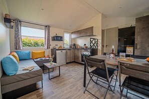 Interior - ZEcamping 5 étoiles locatif TV LV BBQ 32m2 (Brem-sur-Mer)