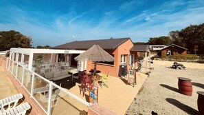 Outdoor dining - ZEcamping 3* animé piscine couverte locatif TV 28m2 (Erquy)