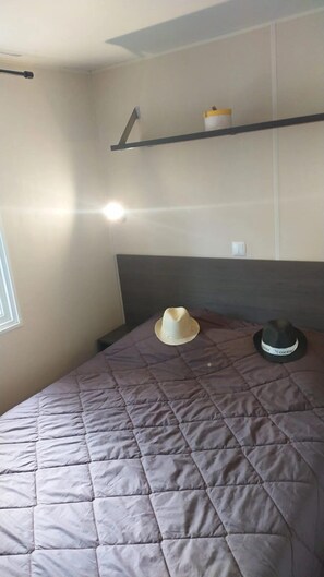 3 bedrooms, WiFi - ZEcamping 3 étoiles animé parc aquatique fitness mobil-home TV clim (Saint-Maime)