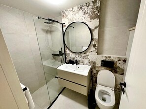 Shower, towels - Seaside Luxury Apartment Infinity Blue A5 with pool (Zadar)
