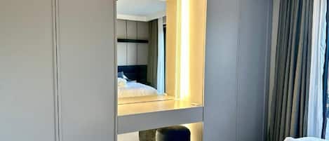 Travel crib, free WiFi, bed sheets