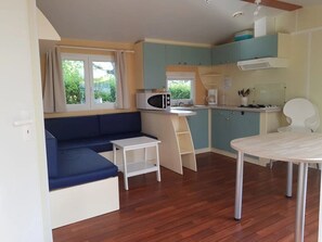Refrigerador, microondas y parrilla de estufa 
