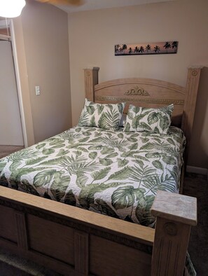 3 bedrooms, WiFi, bed sheets - come stay in this nice 3 bedroom (Salt Springs)