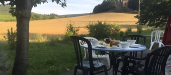 Chambre d’hôtes « Chambre Cardou » avec vue montagne, terrasse et jardin partagés