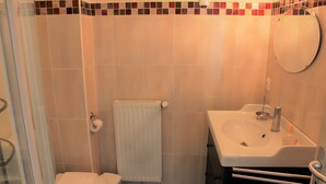 A bathroom with a toilet, a sink, a mirror, and a shower area. - Bed and Breakfast 'Chambre Toscane' with Shared Terrace, Shared Garden and Wi-Fi (Serres)
