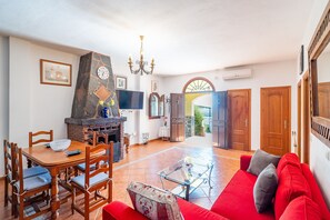 TV, fireplace - Cubo's El Valentin Rural House & Saltwater Pool / terrace / fireplace / BBQ / mountain views (Alozaina)