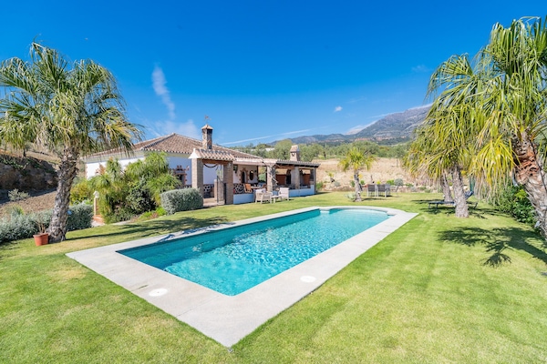 Country house in Alozaina with swimming pool